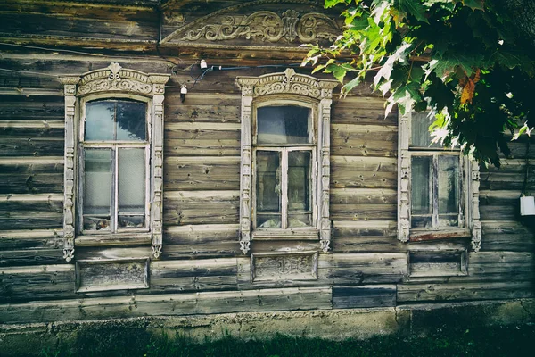 Oude Russische traditionele houten gevel met gebeeldhouwde windows — Stockfoto