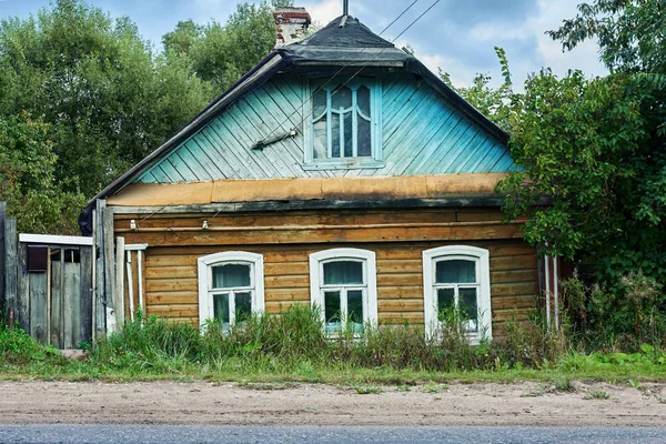 Antigua casa de madera tradicional rusa en un suburbio que incrustado en el suelo —  Fotos de Stock