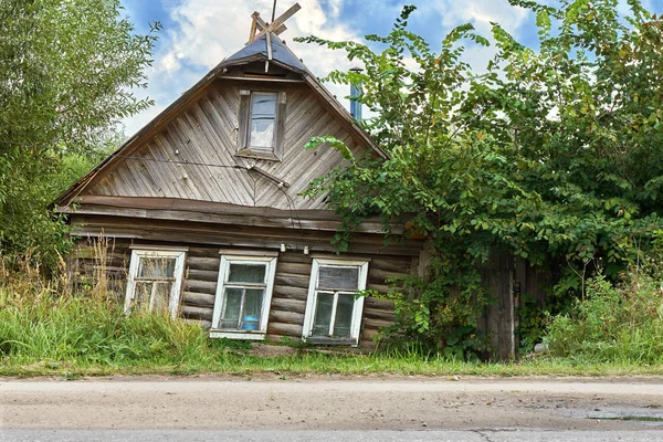 Oude Gammele Afbrokkelende Verlaten Huis Een Russisch Stadje Staande Buurt — Stockfoto