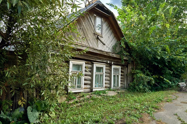 Vieja Desvencijada Casa Abandonada Una Pequeña Ciudad Rusa —  Fotos de Stock