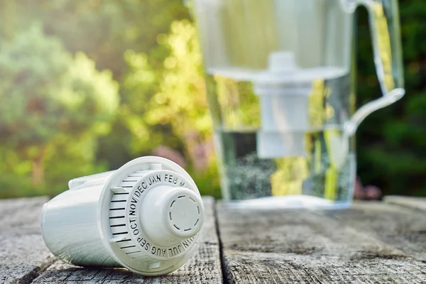 Vervangbare Cartridge Voor Een Waterfilter Ruwe Houten Planken Met Een — Stockfoto