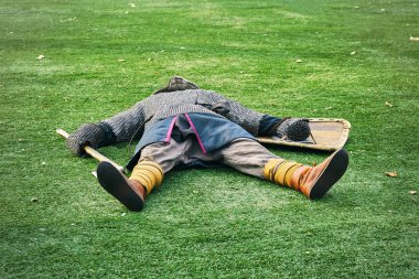 Yeşil çim üzerinde yalan Ortaçağ savaşçı öldürdü