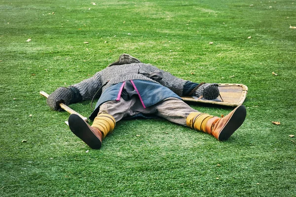 Yeşil çim üzerinde yalan Ortaçağ savaşçı öldürdü