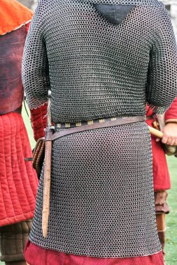 Ortaçağ Şövalyeleri arkadaki antik zırh yelek