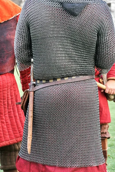 Starověké kroužkové brnění na zádech středověkých rytířů — Stock fotografie