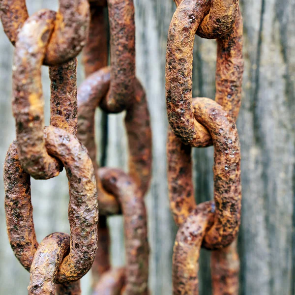 Stary Zardzewiały Metal Łańcuchy Podłoże Drewniane — Zdjęcie stockowe