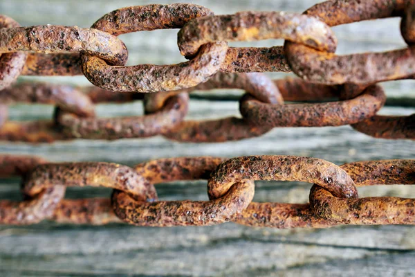 Cadenas Metálicas Oxidadas Viejas Fondo Madera —  Fotos de Stock