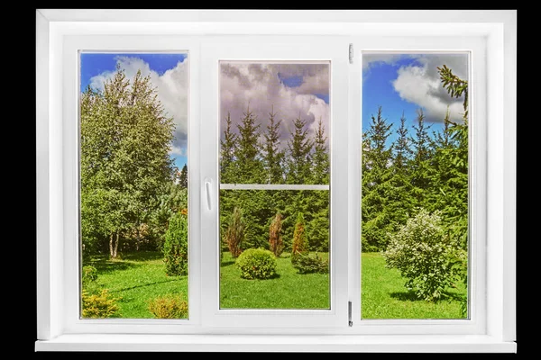 Vista al jardín desde una ventana de una casa de campo en un día soleado de verano aislado en el negro — Foto de Stock