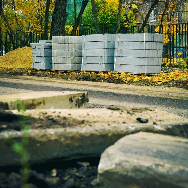 Taze eski curbstones ön plan ve arka plan üzerinde duran yenilerini kazılıp