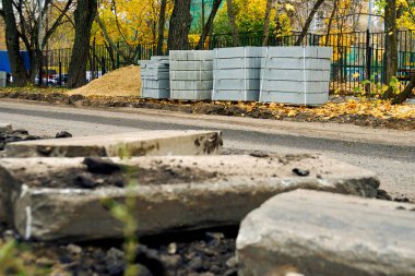 Taze eski curbstones ön plan ve arka plan üzerinde duran yenilerini kazılıp