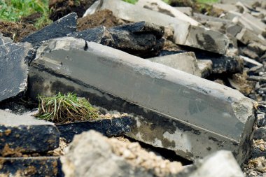 Taze kırık parçalarını bir asfalt ve Moskova de yol yalan dünya ile eski curbstones kazılıp.