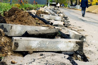 Taze kırık parçalarını bir asfalt ve Moskova de yol yalan dünya ile eski curbstones kazılıp.