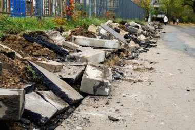 Taze kırık parçalarını bir asfalt ve Moskova de yol yalan dünya ile eski curbstones kazılıp.