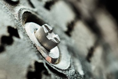 Bir kış çivili otomobil lastiği Lastik metalik diken kapatın. Makro fotoğrafçılık. Yan görünüm