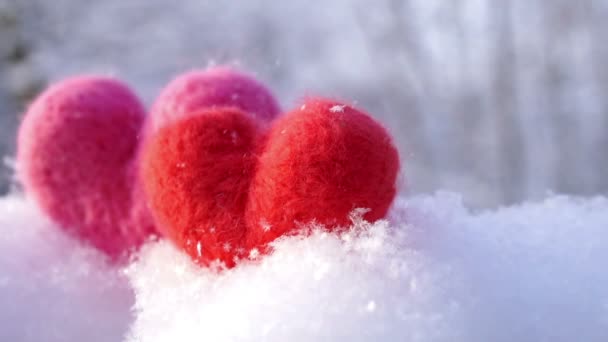 Zwei valentines wollene Herzen auf dem klaren weißen Schnee in winterlicher Zeitlupe — Stockvideo