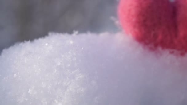 Deux coeurs de laine Valentines sur la neige blanche claire en hiver au ralenti — Video