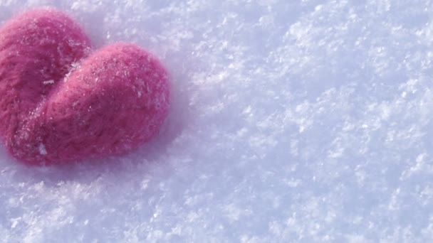 Rote und Rosa Wolle Herzen auf weißen Schnee im winter — Stockvideo