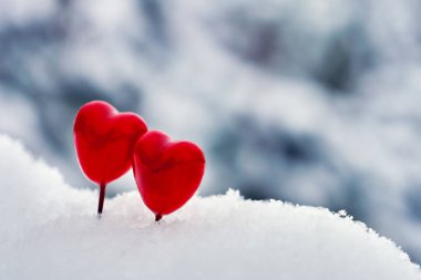 Açık havada beyaz gerçek kırmızı Sevgililer lolipop kalpler kar