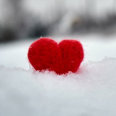 Kabarık duran kırmızı yün kalp soğuk kışın kar. Sevgililer günü, sağlık kavramı.