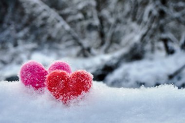 Beyaz kabarık duran iki yün kırmızı ve pembe kalp Kışın kar. Aşk sembolleri. Aşk, healtcare, Sevgililer günü kavramı.
