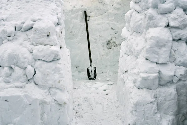 Stavba Domu Sníh Chladné Zimě Sněhu Cihel Pomocí Rýč — Stock fotografie