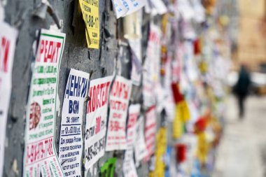 Moskova, Rusya - 08 Aralık 2018. Moskova'daki eski püskü duvardaki kağıt duyurularında kış.