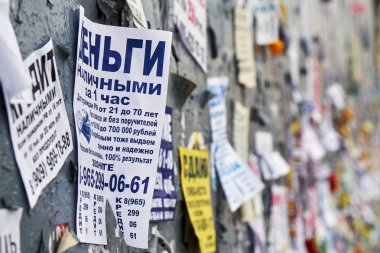 Moskova, Rusya - 08 Aralık 2018. Moskova'daki eski püskü duvar kağıdı reklam. Para kredi teklifi kapat.