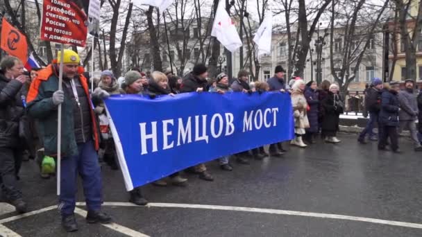 俄罗斯莫斯科 2019年2月24日 涅姆佐夫纪念游行 人们带着文字的横幅 涅姆佐夫桥 这是当局的要求 要求他说出被杀的桥的名字 慢动作 — 图库视频影像