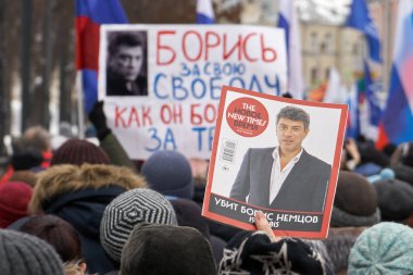 İnsanlar taşıyan Rus bayrak ve afiş Nemtsov bellek Mart Moskova'da