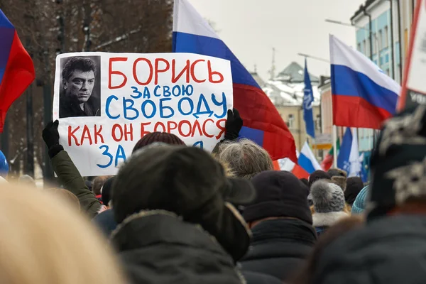 Gente llevando banderas y pancartas rusas en la marcha de memoria de Nemtsov en Moscú — Foto de Stock