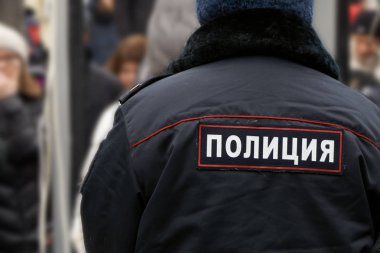 Rus polissin bir amblemi ile bir üniforma