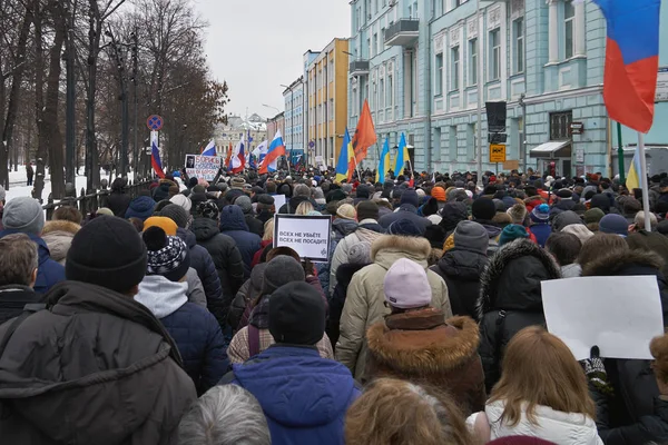 Река оппозиционно российским властям льется с флагами и транспарантами на улицах Москвы — стоковое фото