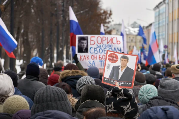 Gente llevando banderas y pancartas rusas en la marcha de memoria de Nemtsov en Moscú — Foto de Stock