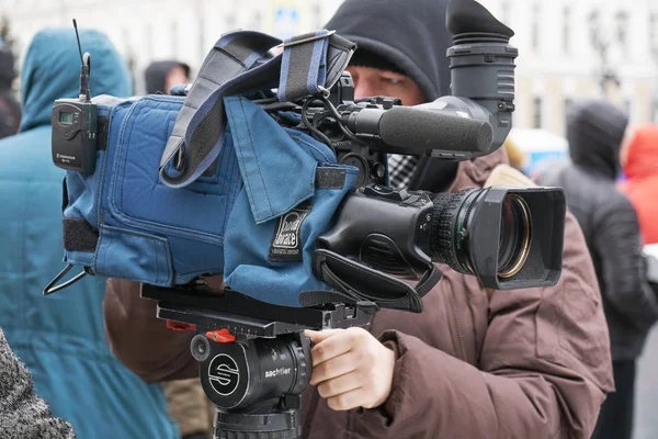 Cameraman met zijn camera verpakt in het geval op de Nemtsov geheugen maart in Moskou — Stockfoto