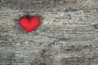 Sert ahşap zemin üzerine yalan kırmızı yün kalp