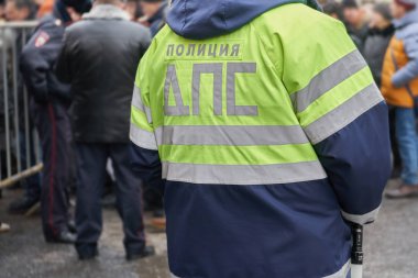 Üniformalı ceketi giyen bir Rus trafik polis geri