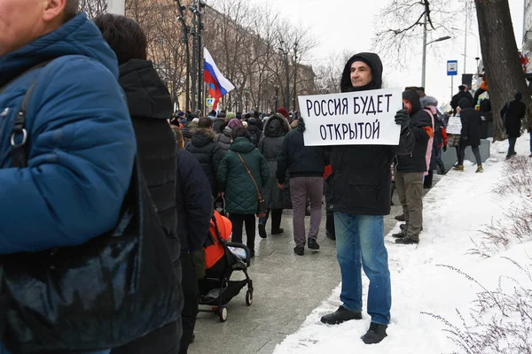 Hombre sosteniendo un cartel escrito a mano con palabras: Rusia será libre en la marcha de la memoria de Nemtsov en Moscú — Foto de Stock