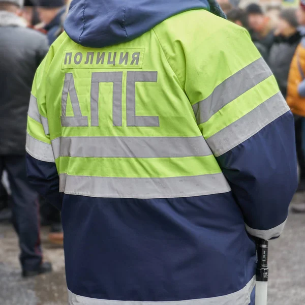 Achterzijde van een Russische verkeer politieman het dragen van zijn uniformjas — Stockfoto