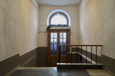 Eski bir Sovyet Moskova konut ev giriş iç