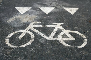 Moskova sokakta asfalt yüzeyinde çizilen Bisiklet yol işareti