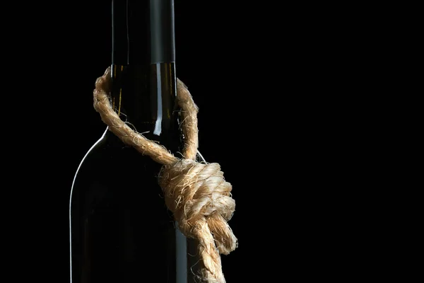 酗酒的概念。一瓶脖子上有绳子环的藤蔓象征着酗酒是自杀 — 图库照片