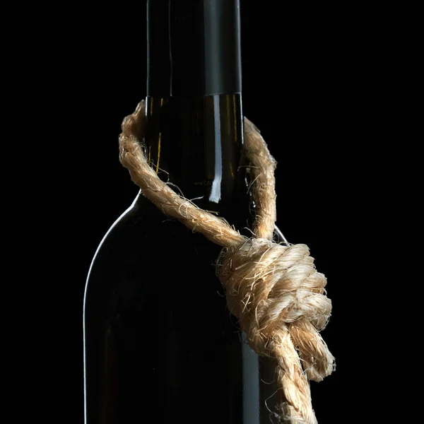 酗酒的概念。一瓶脖子上有绳子环的藤蔓象征着酗酒是自杀 — 图库照片