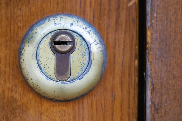 Cerradura de la puerta Shabby en la puerta de madera de cerca —  Fotos de Stock