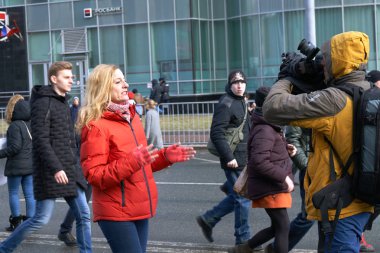 Moskova, Rusya - 10 Mart 2019. Yabancı kadın gazeteci toplantı için ücretsiz Internet üzerinden dijital fotoğraf makinelerine bildiriyor.