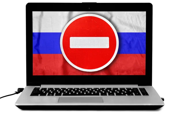 Ноутбук с не вводить знак и русский флаг на экране изолированы на белом . — стоковое фото