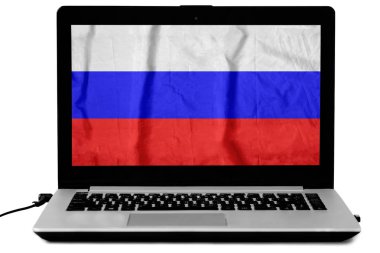Dizüstü ekran üzerinde beyaz izole sallayarak Rus bayraklı