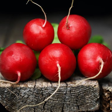 Kırmızı turp eski rustik ahşap masa kenarına yakın çekim