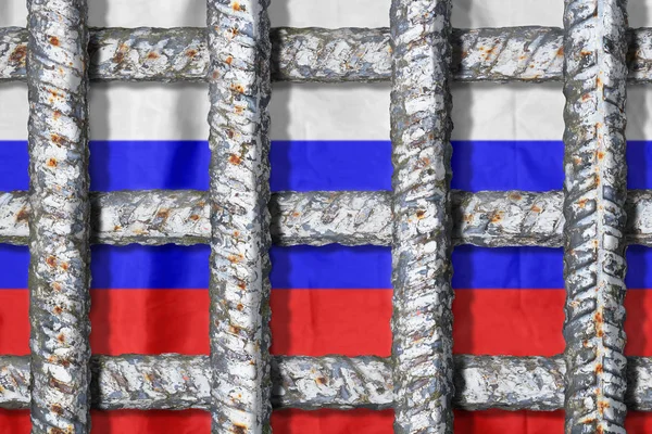 Символ угнетения свободы в России. Тюремная решетка на фоне российского флага — стоковое фото