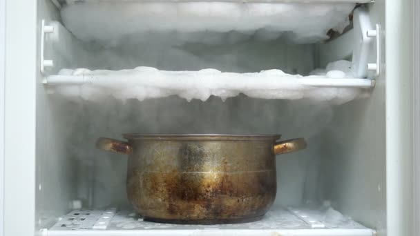 Auftauen Eines Kühlschranks Mit Einem Großen Kochtopf Voller Heißem Wasser — Stockvideo