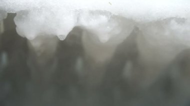 Derin dondurucunun buzlanması sırasında eriyen buzdan damlayan su damlacıkları